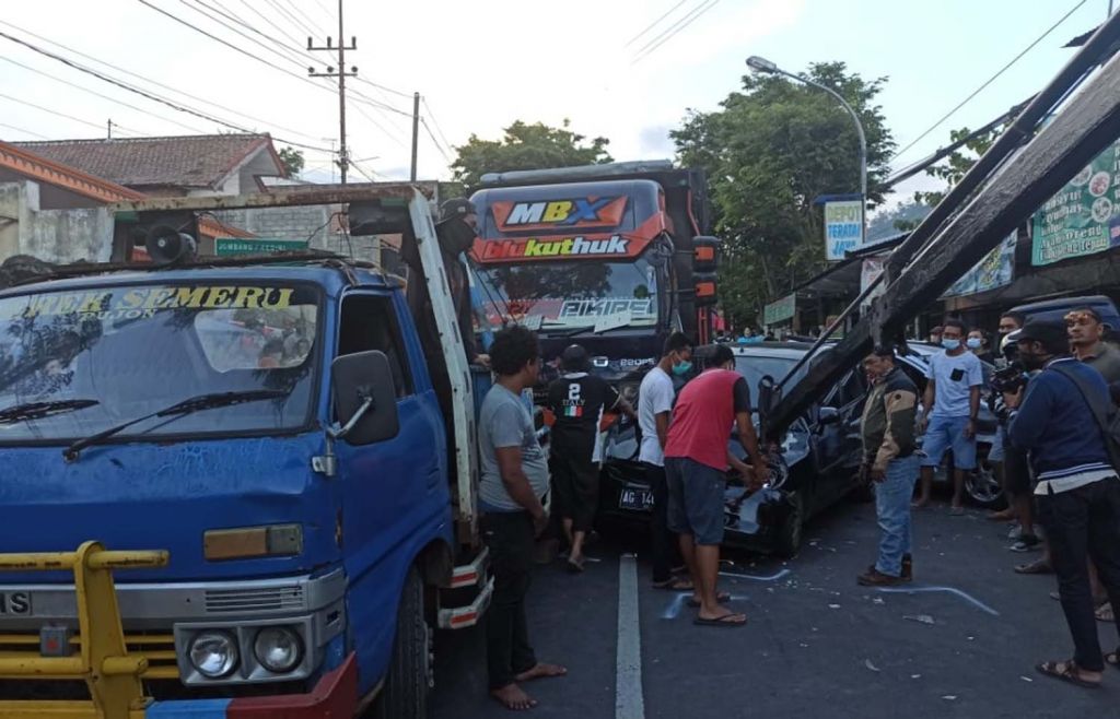 Kecelakaan libatkan 12 kendaraan di Kota Batu