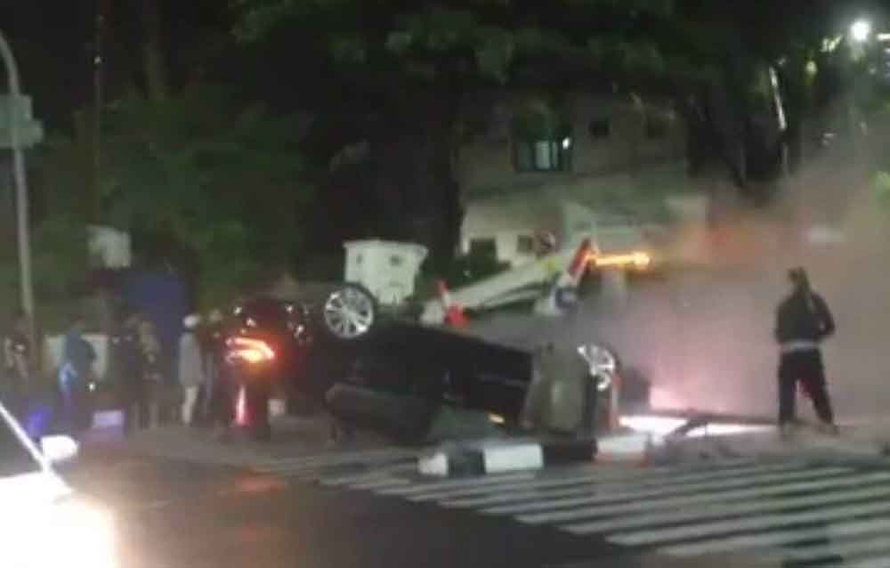 Tabrak Tiang Rambu, Mobil Sedan Terbalik