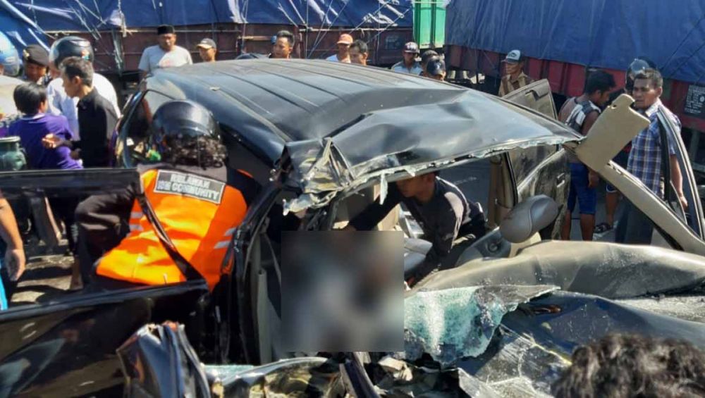 Petugas mengevakuasi salah satu korban kecelakaan di Mojokerto