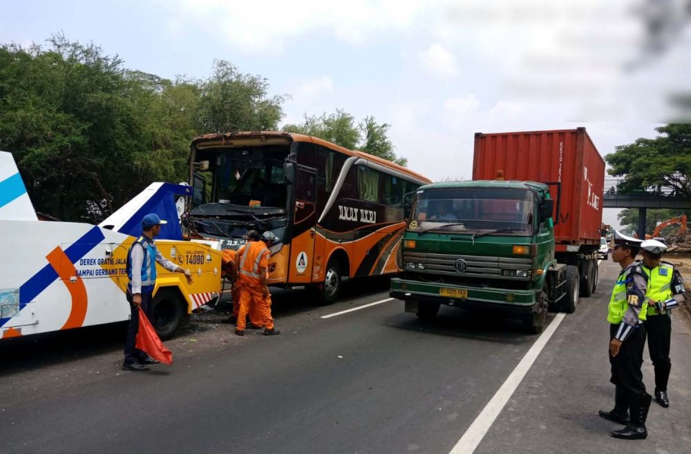 Bus Pemkab Lumajang Terlibat Kecelakaan Beruntun di Tol Sidoarjo