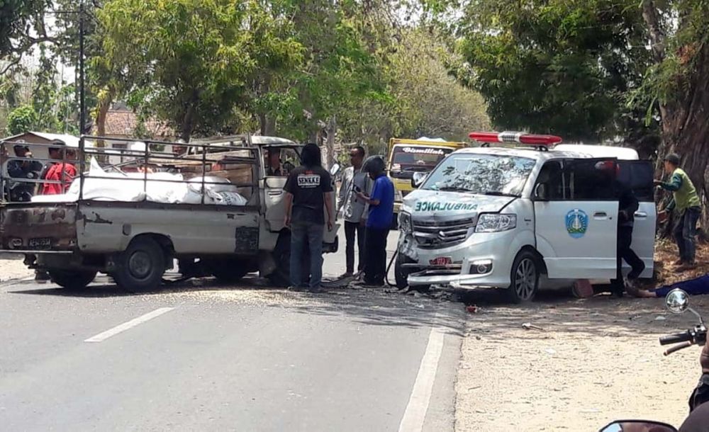 Ambulans dan mobil pikap yang bertabrakan di Ponorogo sebelum dievakuasi petugas