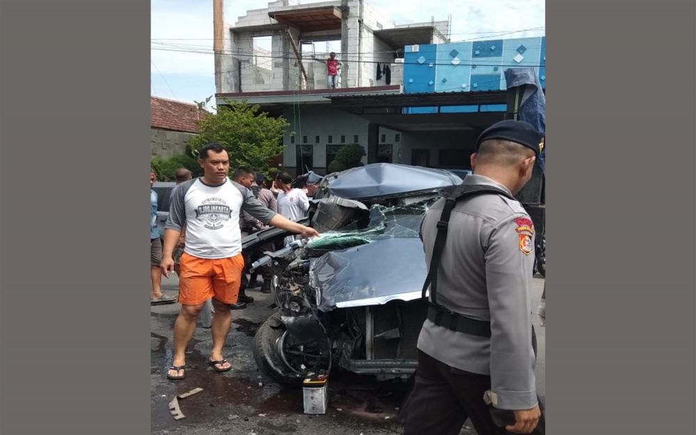 Anggota Brimob membantu menangani kecelakaan lalu lintas di dekat Pusik Watukosek