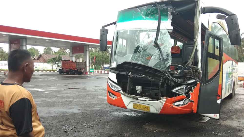 Bus Kramat Djati yang rusak bagian depan usai menabrak truk Fuso