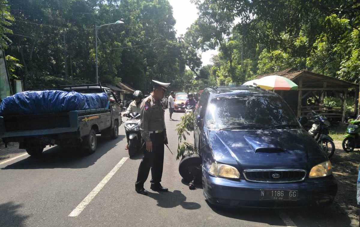 Mobil KIA Carnival yang terlibat tabrakan dengan motor sport di Banyuwangi