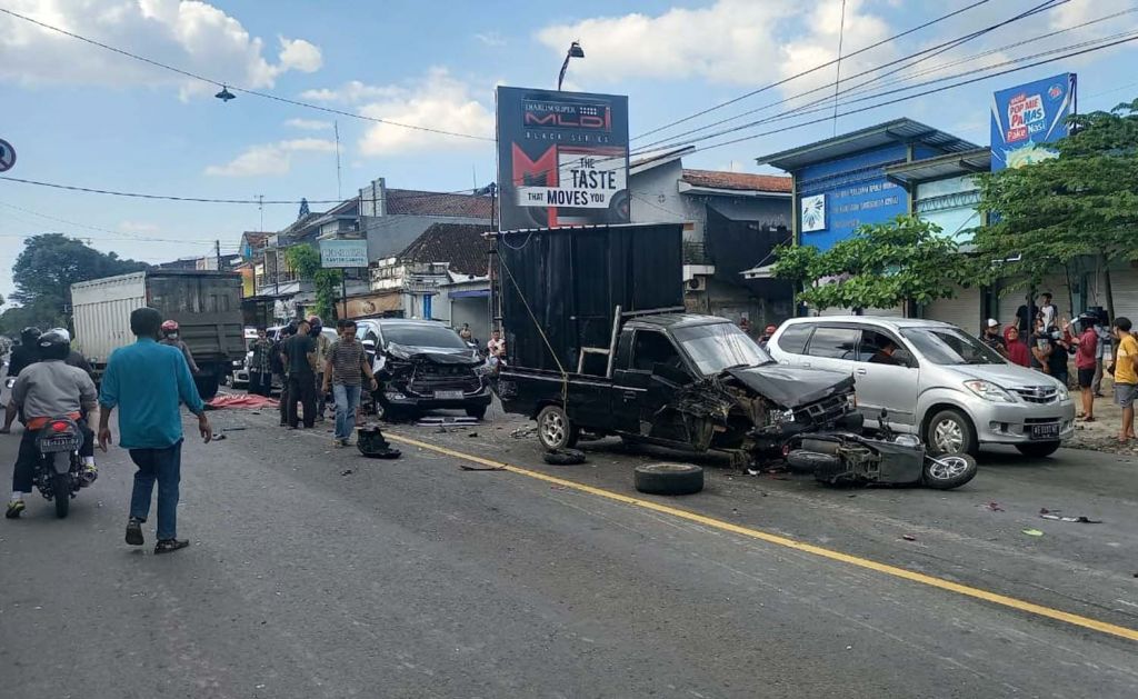 Tujuh kendaraan terlibat kecelakaan di Simpang Empat Pasar Pagotan, Kabupaten Madiun
