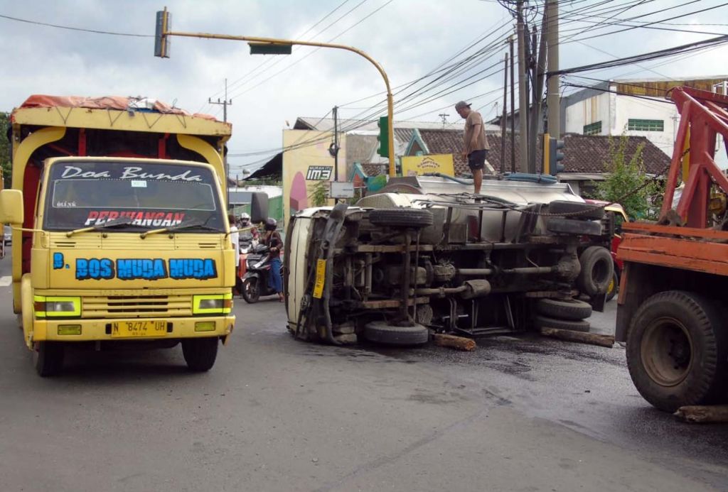Truk tangki air yang menghantam motor Honda Beat di Pasuruan terguling