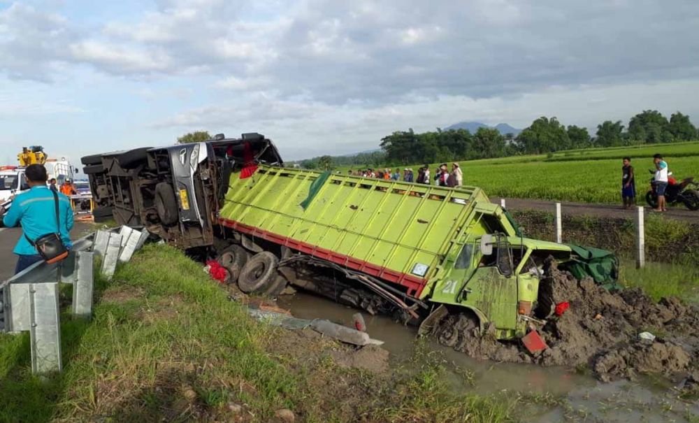 Kondisi truk tronton dan Bus Eka yang terlibat kecelakaan di Jalan Tol Nganjuk