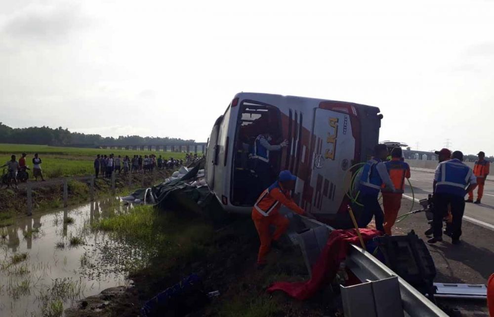Bus Eka terguling usai menabrak truk tronton di Jalan Tol Nganjuk