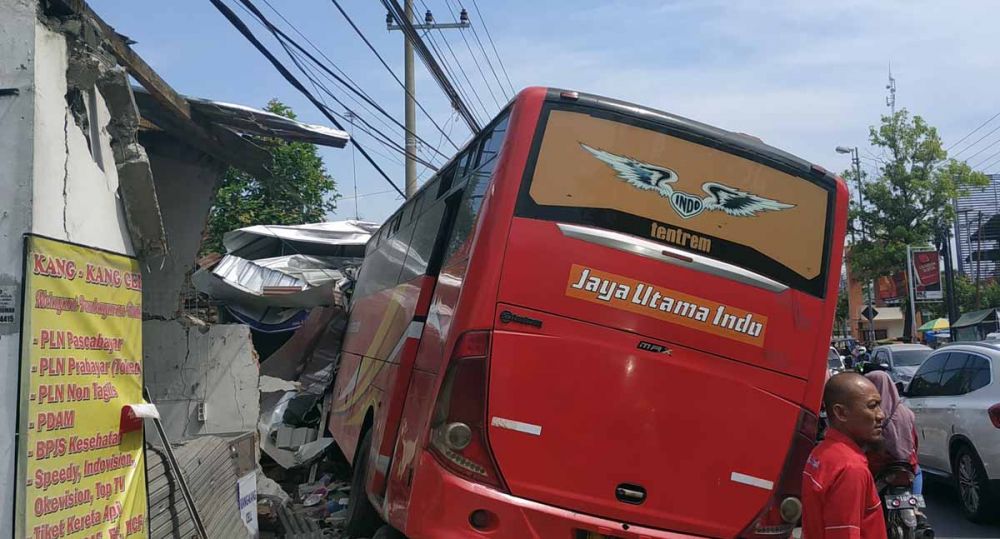 Bus Jaya Utama tabrak tiga bangunan di Bojonegoro