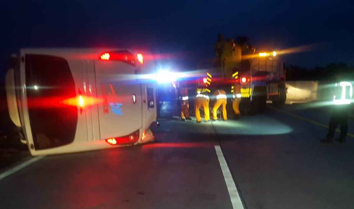 Bus terbalik di Tol Wilangan-Nganjuk usai tabrak truk