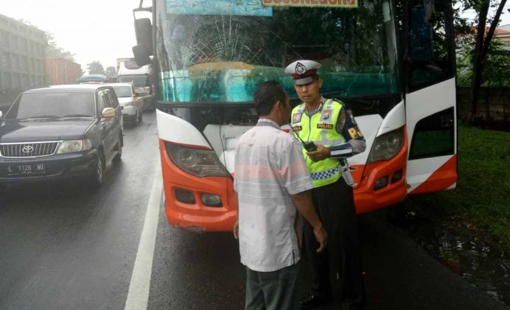 Bus Moedah Berpenumpang 30 Orang Tabrak Tiga Kendaraan di Tol Waru
