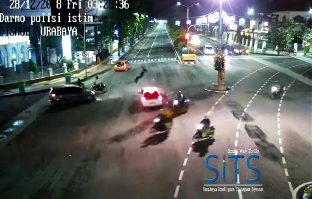 Mobil Tabrak Dua Motor di Raya Darmo, Videonya Mengerikan