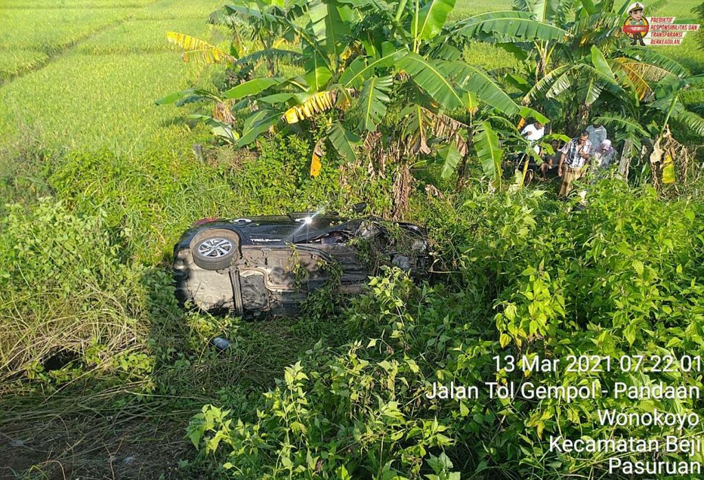 Satu dari dua mobil yang tergelincir keluar lajur Tol Gempol-Pandaan (Foto: Dok. Sat PJR Polda Jatim)