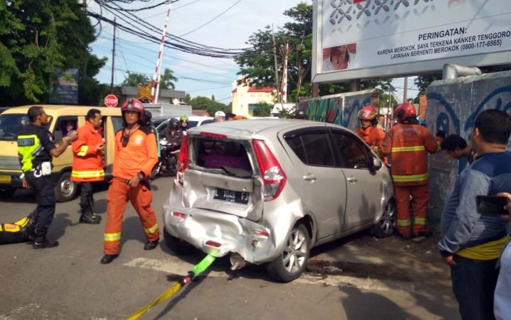 Tim Rescue Dinas Pemadam Kebakaran Kota Surabaya mengevakuasi mobil Suzuki Splash yang menabrak tembok Stasiun Wonokromo, Surabaya