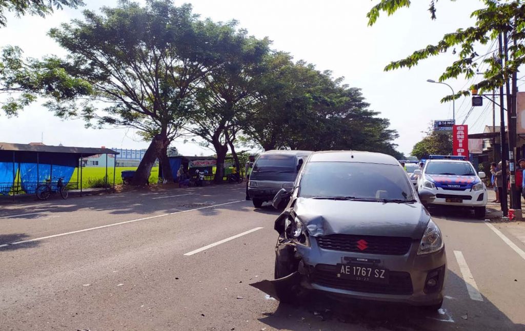 Mobil Ertiga yang terlibat kecelakaan dengan motor yang dikendarai polisi di Ponorogo