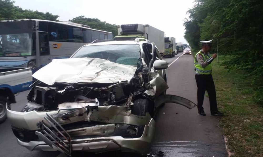 Kondisi mobil Fortuner yang ringsek setelah menabrak 'pantat' truk di Tol Porong arah Waru