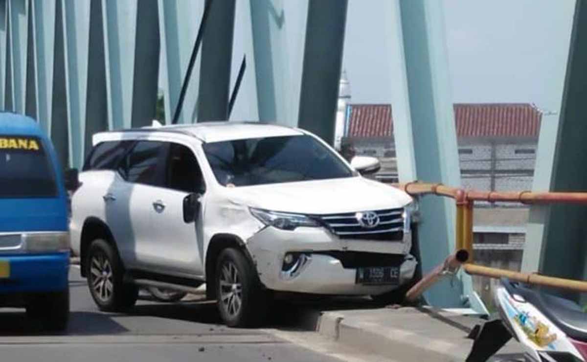Mobil Fortuner yang ikut ditabrak mobil boks tak dikenal di Jembatan Sembayat Gresik