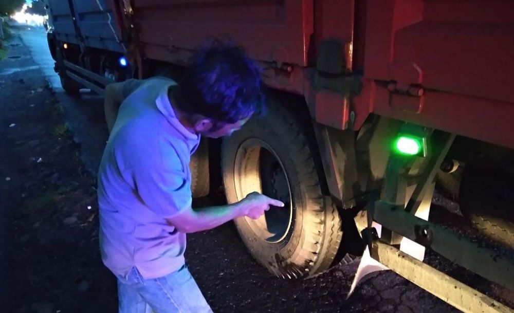 Truk tronton yang melindas seorang pengendara motor asal Nganjuk di Perak, Jombang