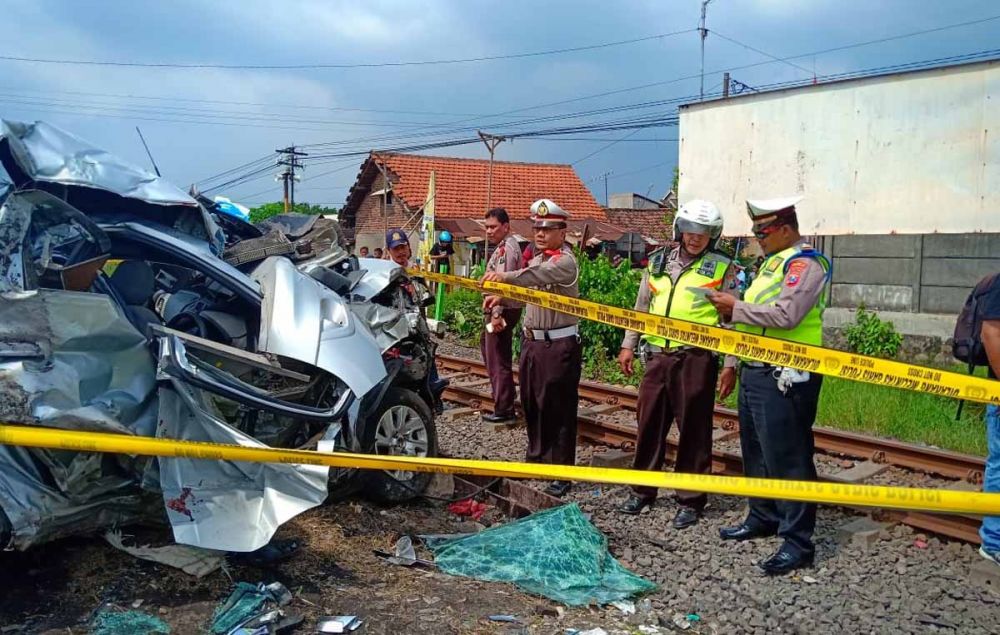 Mobil Chevrolet Spin Hancur Tersambar Kereta Api di Sidoarjo