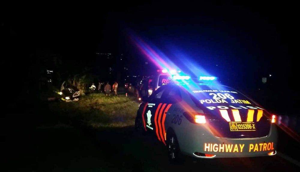 Petugas PJR Polda Jatim melakukan evakuasi kecelakaan pikap bermuatan cabai di Tol Manyar, Gresik