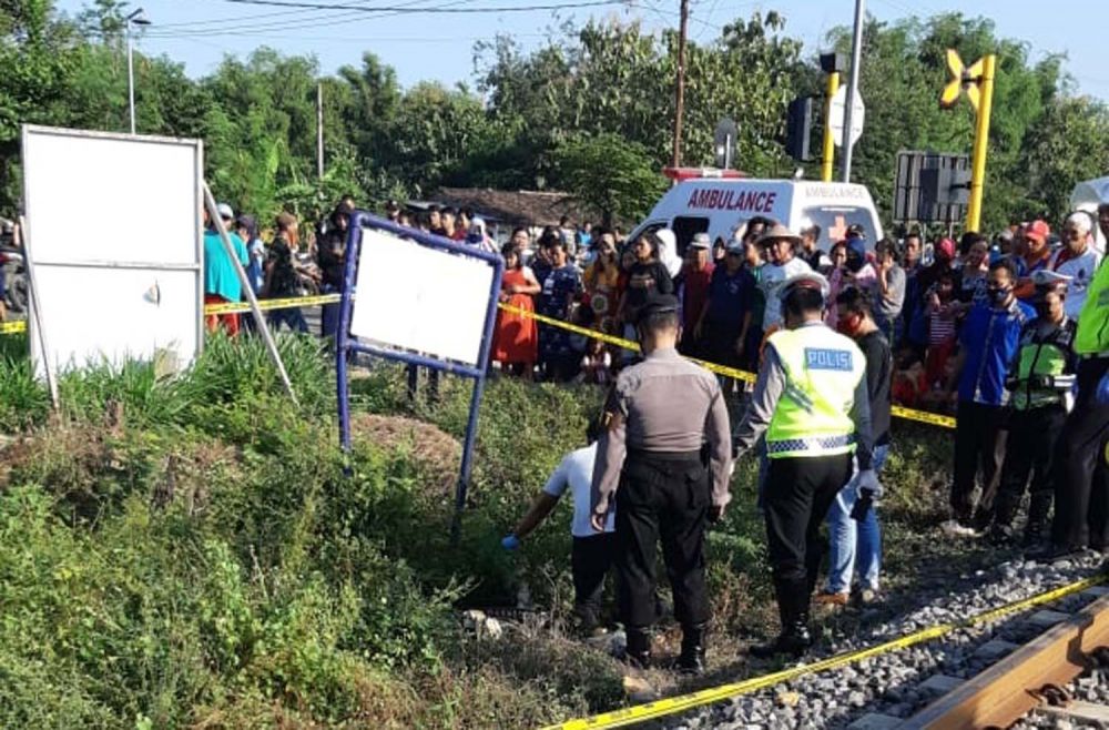 Proses evakuasi jenazah suami istri yang tewas tertabrak kereta api barang di Magetan
