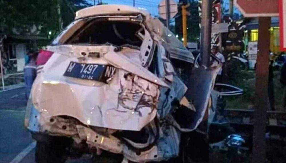 Honda Mobilio hancur ditabrak kereta api di Beji, Pasuruan