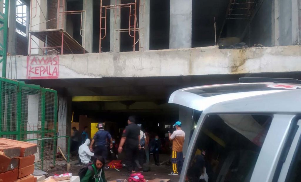 Petugas mendatangi lokasi kecelakaan kerja di Jalan Kartini, Surabaya (Foto: Istimewa)
