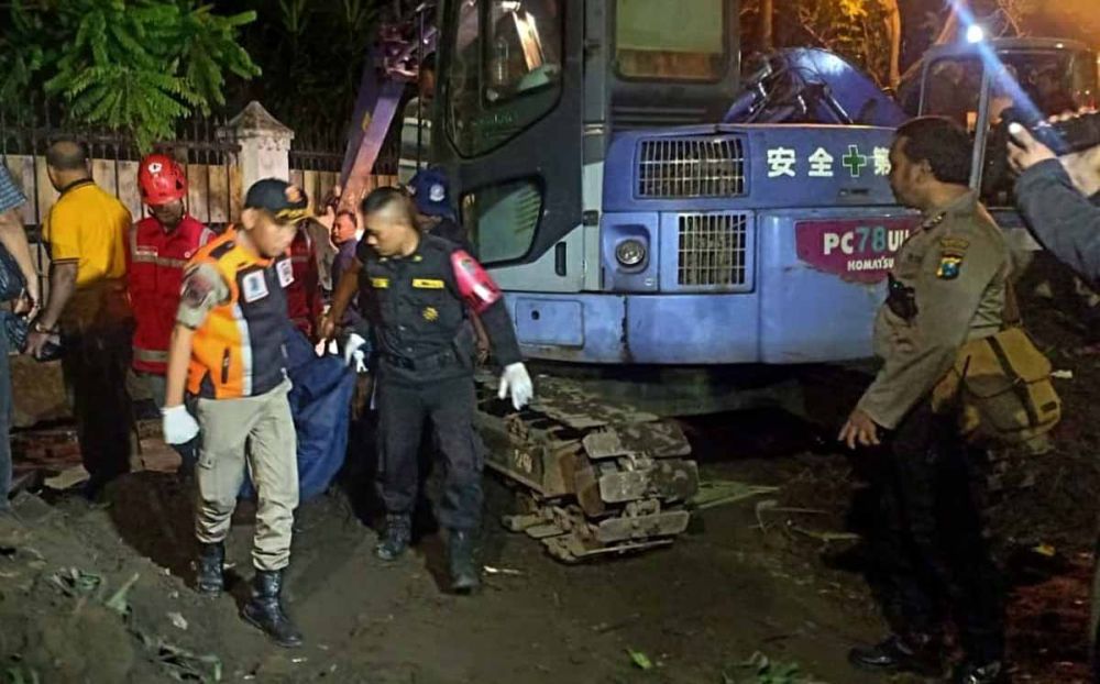 Petugas mengevakuasi jasad korban