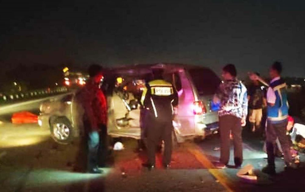 Evakuasi para penumpang dan mobil Kijang LGX yang terguling di Tol Surabaya-Mojokerto (Sumo)
