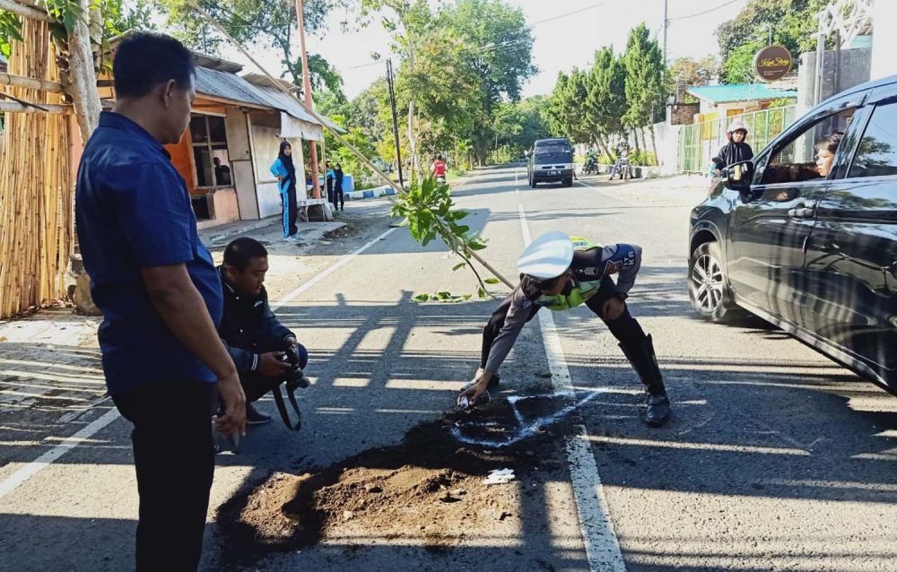 Anggota Unit Laka Satlantas Polresta Banyuwangi melakukan olah TKP di lokasi kecelakaan