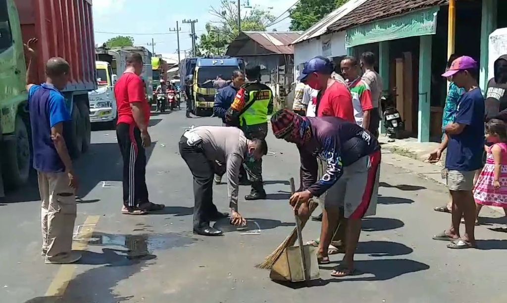 Unit Laka Satlantas Polres Pasuruan Kota melakukan olah TKP