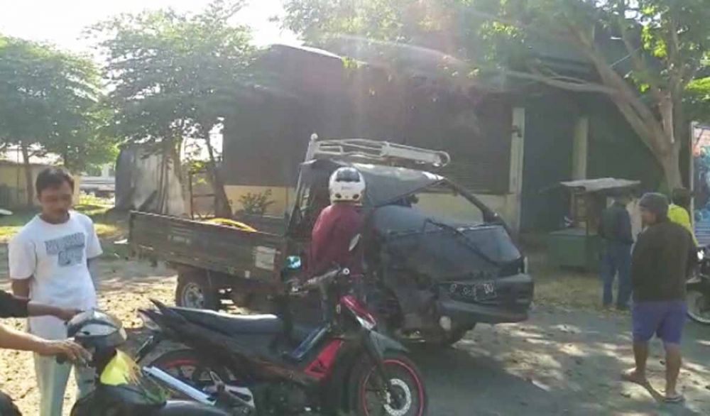 Mobil pikap dalam kondisi rusak parah setelah terlibat kecelakaan dengan dua kendaraan lain