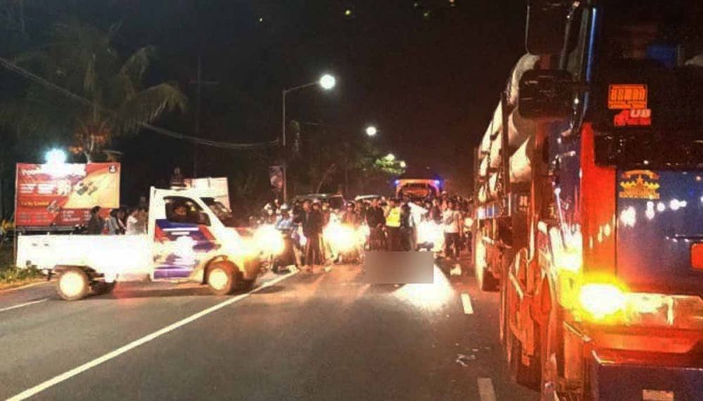 Unit Laka Satlantas Polres Banyuwangi mengevakuasi jasad korban