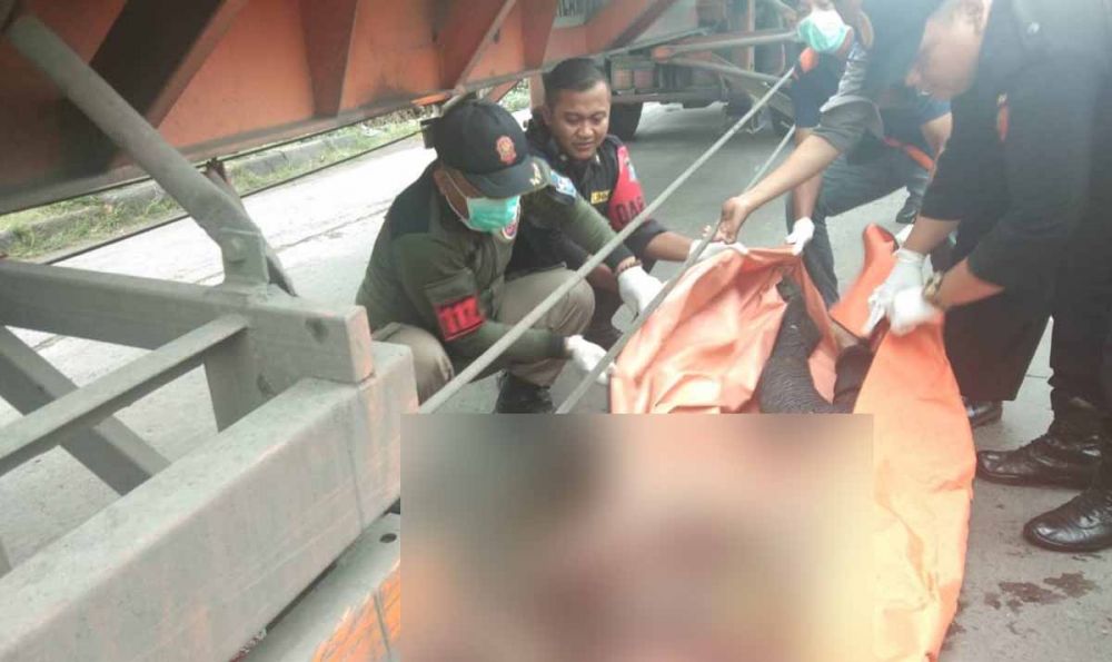 Petugas mengevakuasi jasad korban