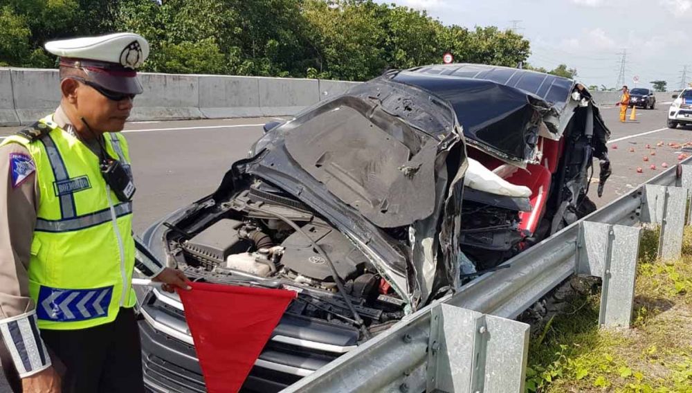 Kondisi mobil Toyota Innova hancur setelah menabrak bagian belakang truk di Tol Ngawi