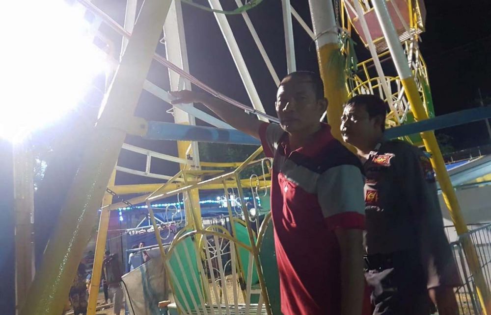 Polisi melakukan olah TKP di wahana permainan bianglala Pasar Malam di Kapongan, Situbondo