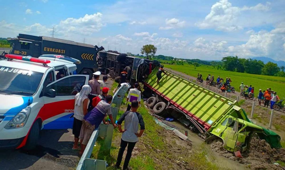 Korban Tewas Bus Eka Tabrak Truk di Tol Nganjuk Jadi Tiga Orang