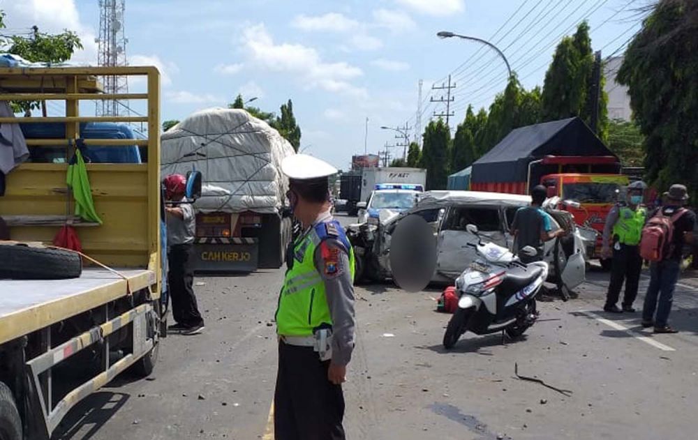 Kereta api hantam mobil Avanza di Lamongan