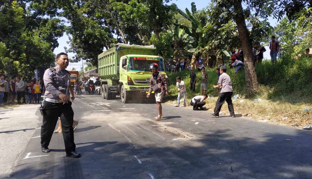 Anggota Unit Laka Satlantas Polres Mojokerto Kota melakukan olah TKP