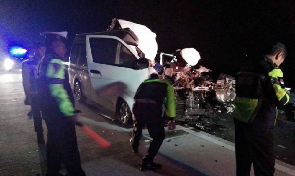 Kondisi mobil Toyota Hiace hancur setelah menabrak bagian belakang truk tronton di Tol Madiun-Nganjuk