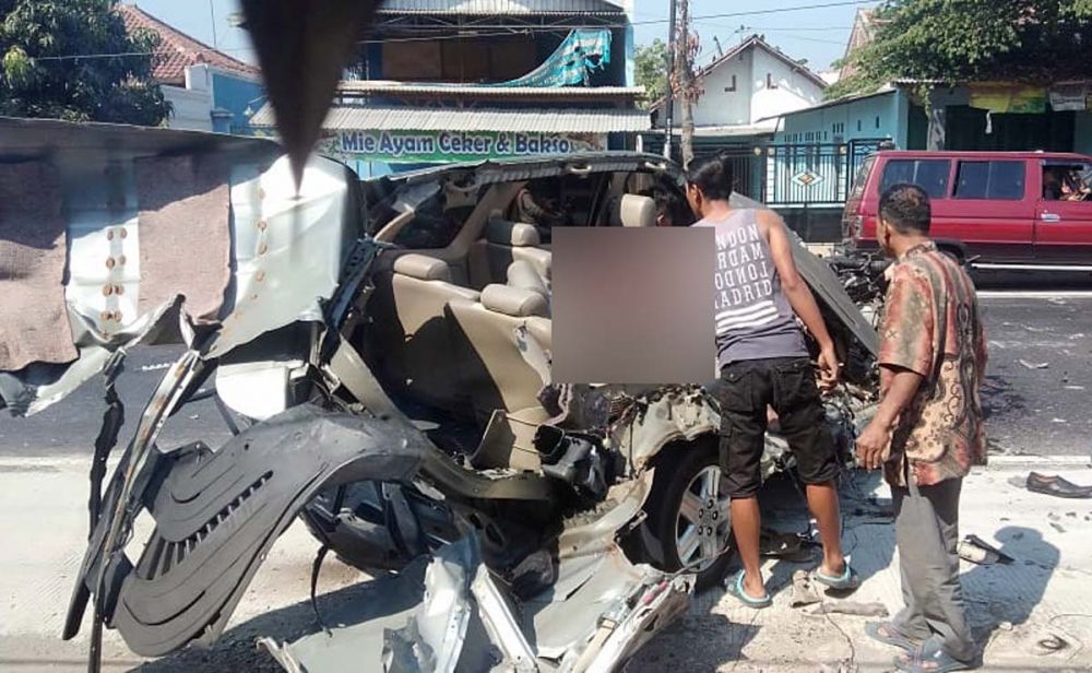 Kondisi mobil Toyota Innova yang terlibat kecelakaan dengan Bus Mira di Nganjuk