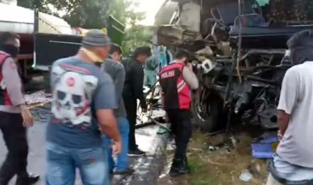 Kecelakaan di Paiton, Probolinggo melibatkan truk dan bus