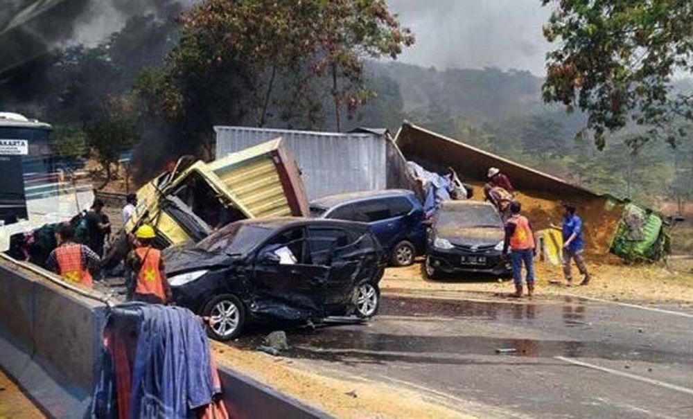 Kondisi kendaraan yang telibat kecelakaan di Tol Cipularang (foto: Istimewa)
