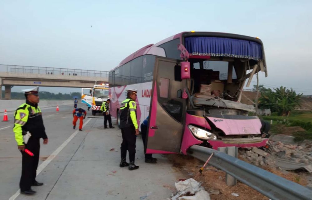 Bus rombongan ziarah wali yang menabrak truk tronton di Tol Gempol, Pasuruan