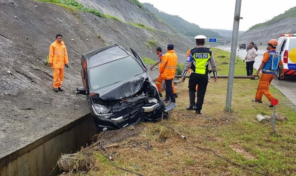 Mobil Daihatsu Ayla yang tergelincir keluar jalur Tol Malang-Pandaan