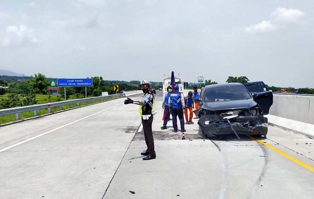 Mobil Innova yang mengalami kecelakaan tunggal di Tol Pandaan