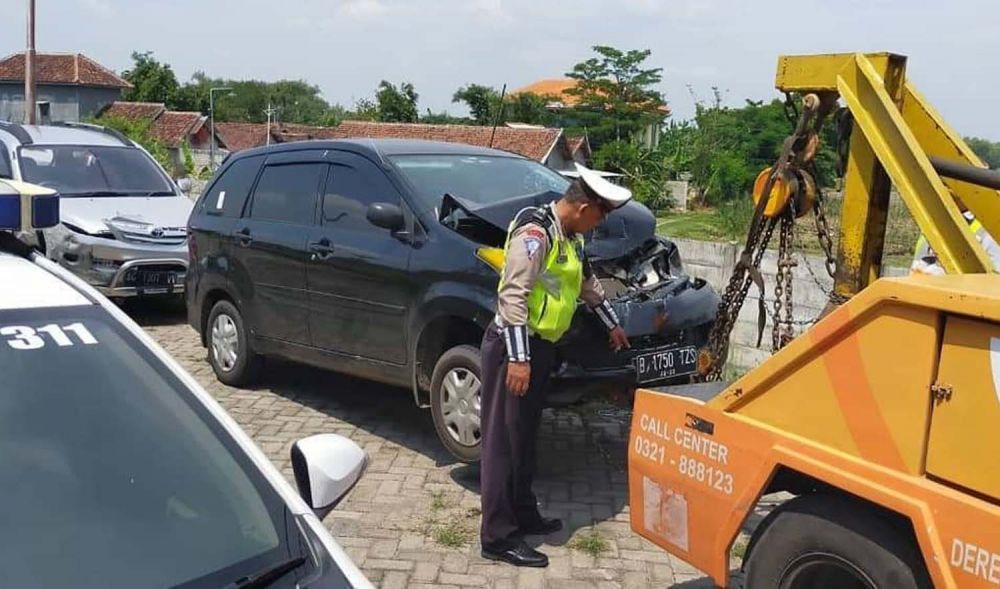 Mobil Xenia yang menabrak truk tronton di Tol Jombang-Mojokerto dievakuasi