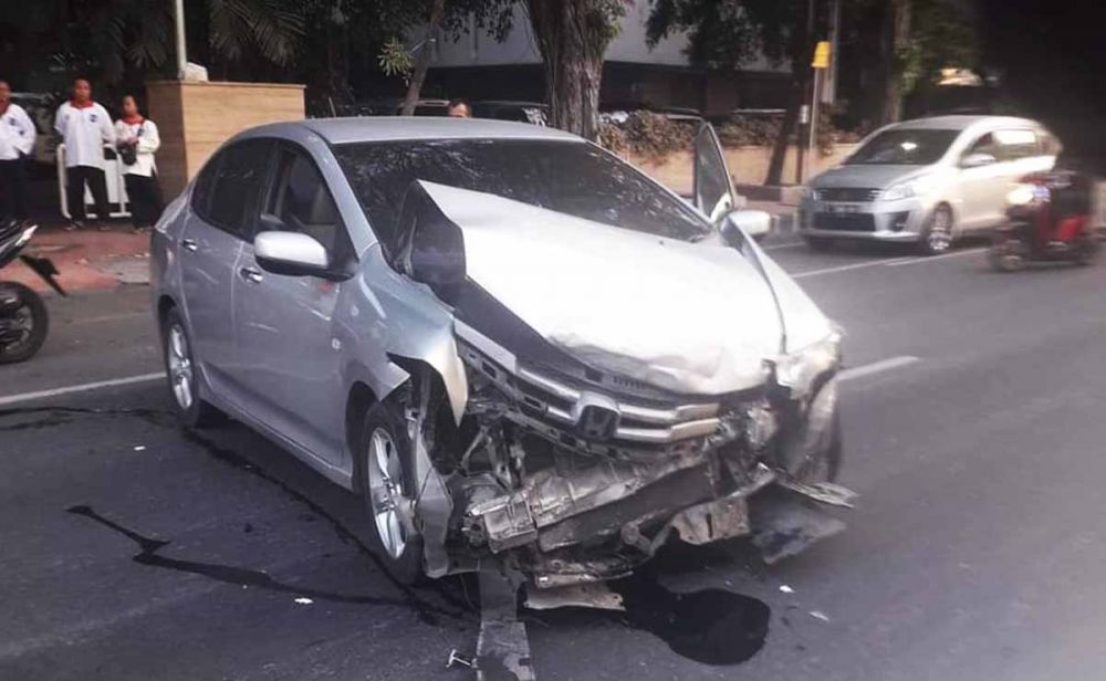 Mobil Honda City rusak bagian depannya setelah ditabrak mobil Isuzu saat keluar dari Hotel Elmi Surabaya (foto: Istimewa)