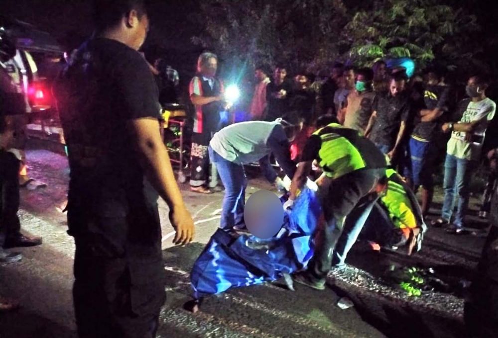 Petugas mengevakuasi dua pengendara motor yang tewas dalam kecelakaan di Dawarblandong, Mojokerto