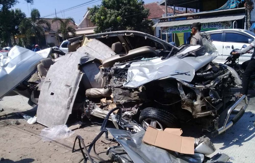 Mobil Toyota Innova yang menabrak Bus Mira di Nganjuk, hancur